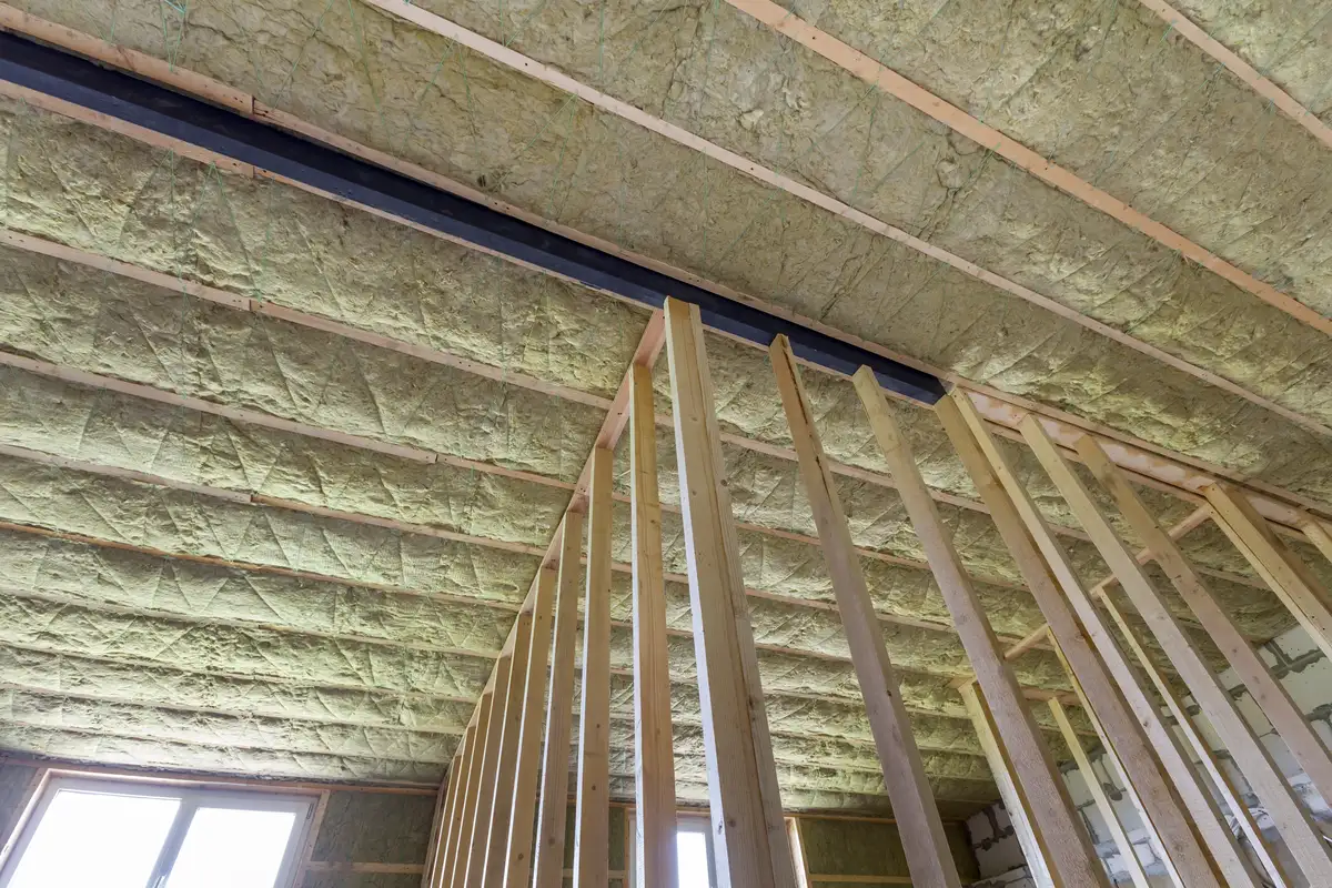 Dachdämmung mit Mineralwolle zwischen Dachbalken und Holzständerwerk