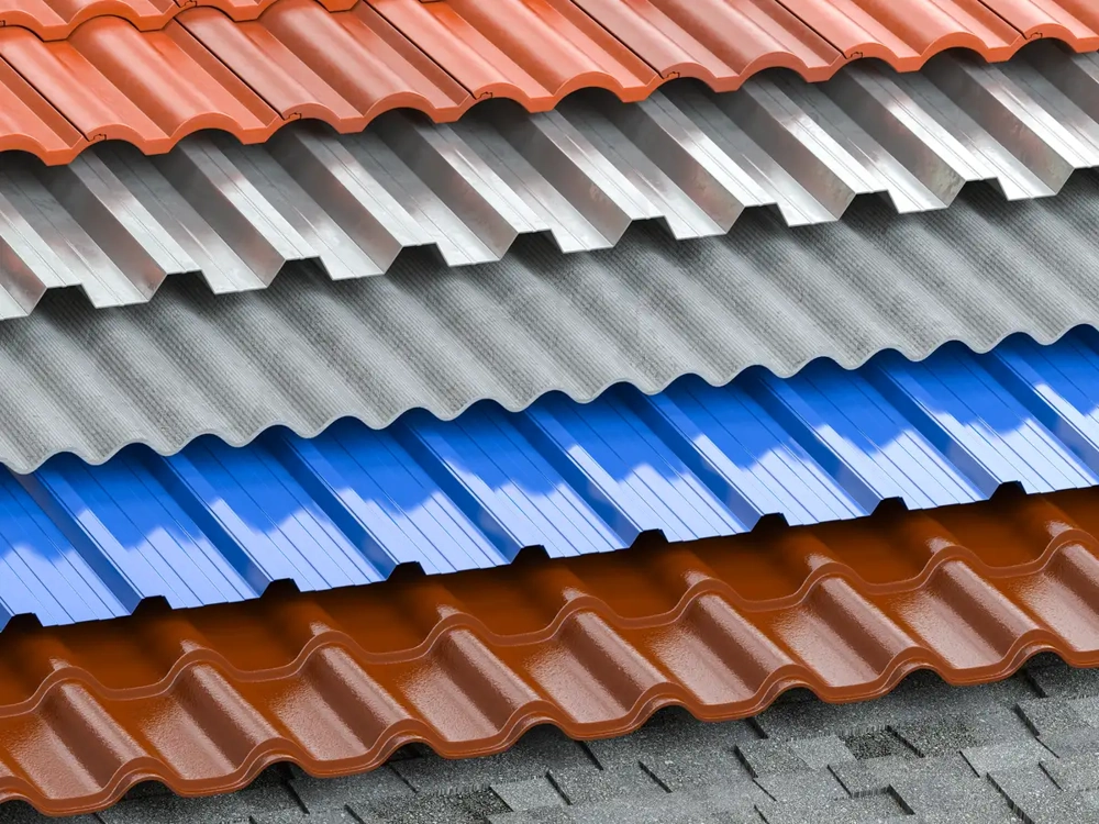 Gestapelte, profilierte Dachbleche in Orange, Grau und Blau für Trapezblech Dach