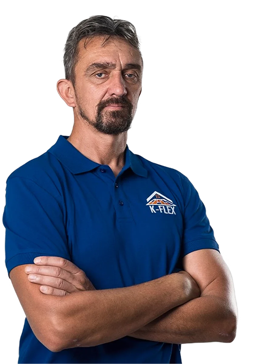 Dachdecker in blauem Poloshirt mit verschränkten Armen und ernster Miene vor weißem Hintergrund