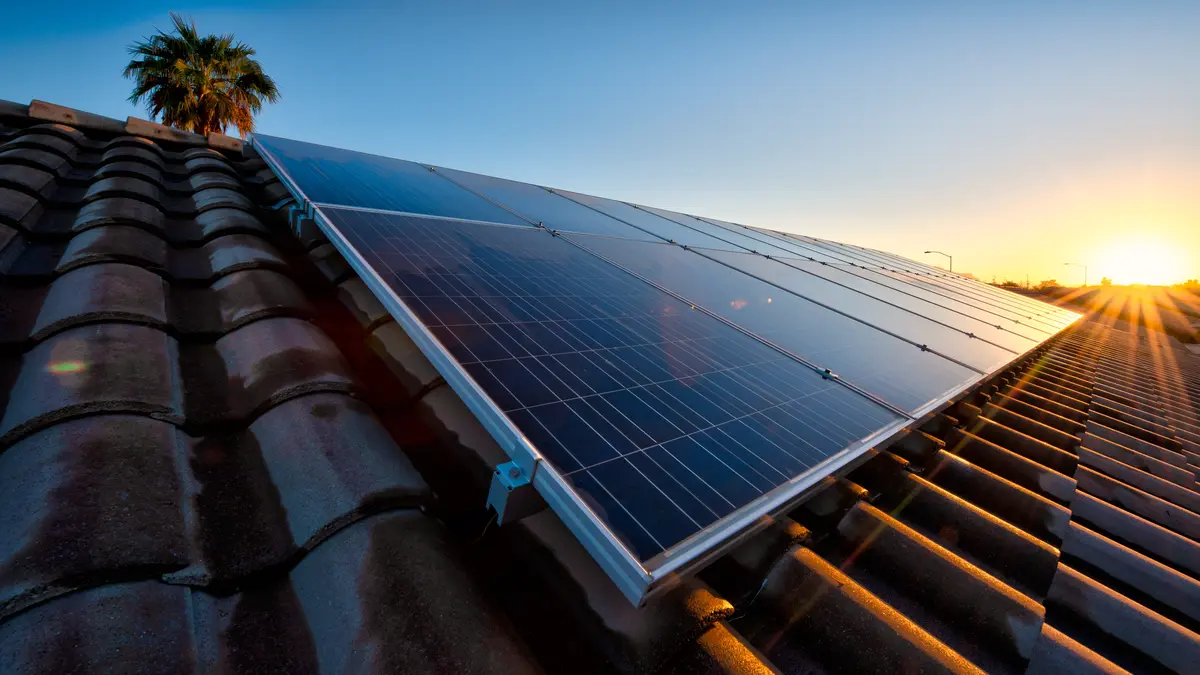 Photovoltaik Dachmontage auf Ziegeldach mit Aluminiumgestell im Sonnenuntergang