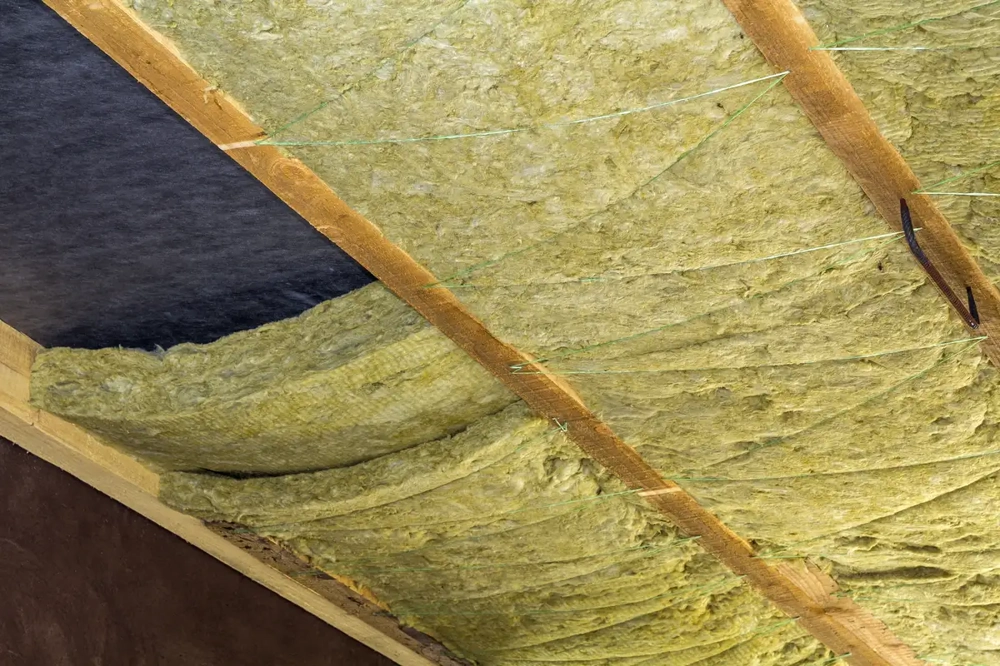 Mineralwolle als Dachdämmung zwischen Dachbalken verlegt